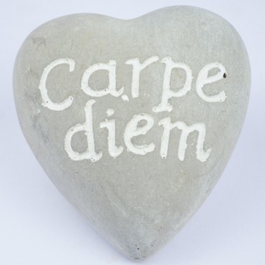 Serce betonowe z napisem Carpe diem - Chwytaj dzień